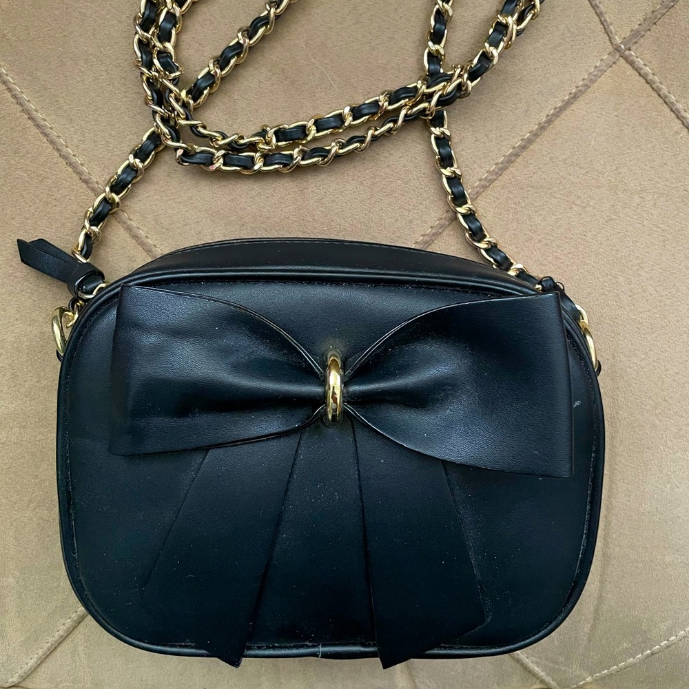 Black bow faux leather bag with crossbody chain